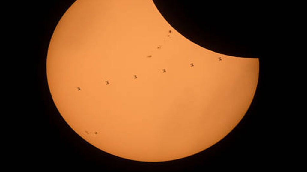 La Estación Espacial Internacional durante el eclipse