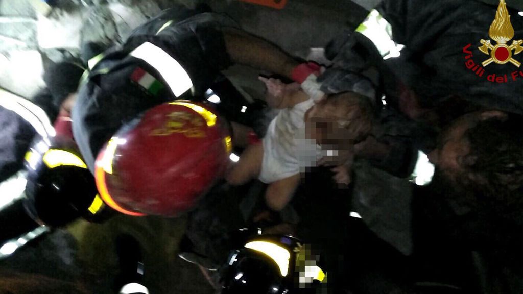 Dramático rescate de un bebé bajo los escombros de una casa en Ischia