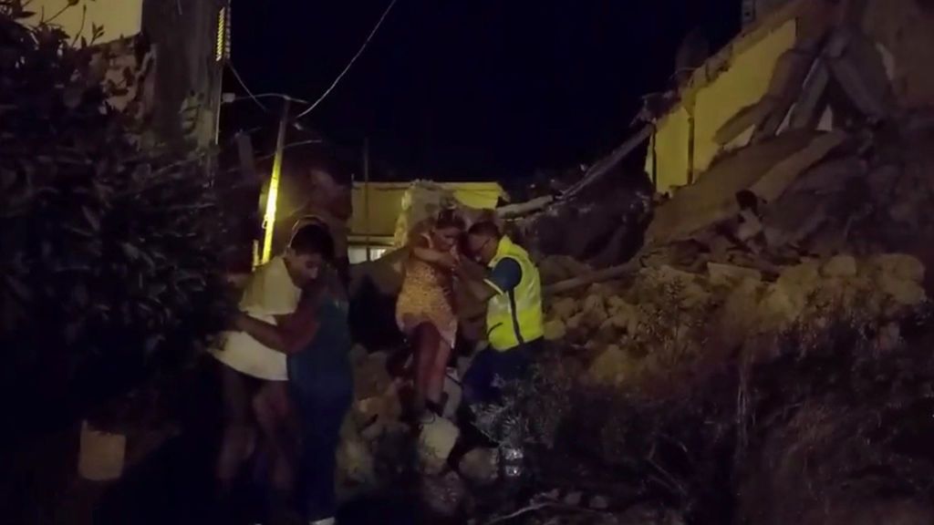 Rescatada de entre los escombros tras el terremoto en la isla italiana de Ischia