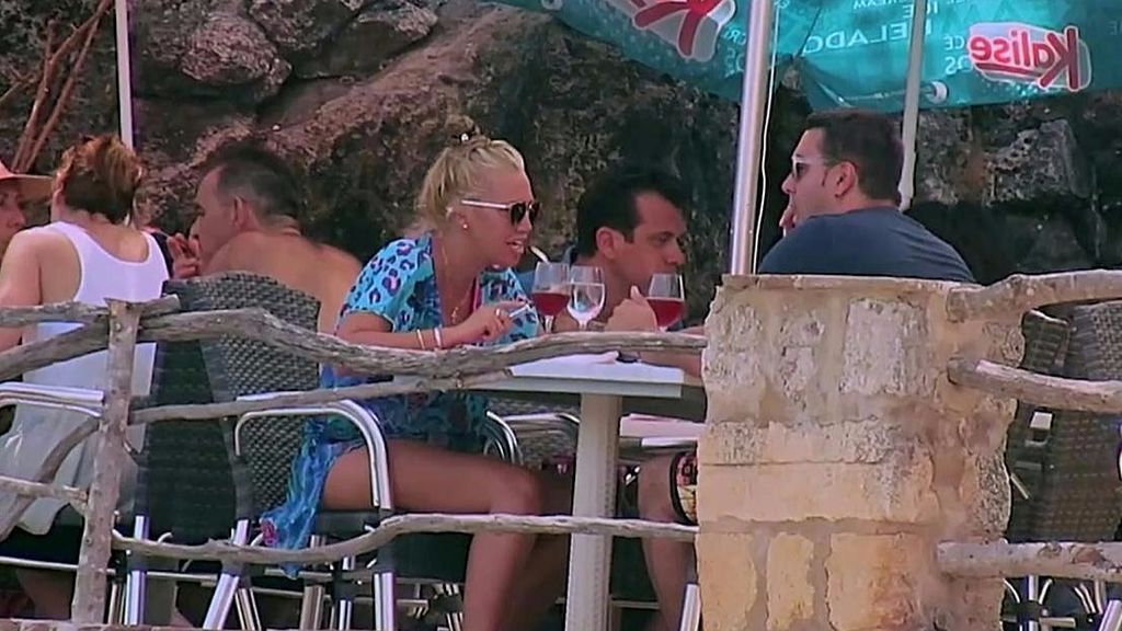 Belén Esteban disfruta de las vacaciones con su Miguel lejos de Ambiciones