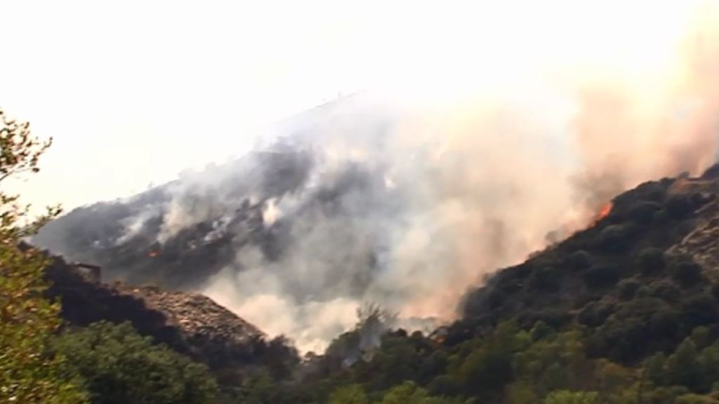 Incendio en León: cincuenta vecinos desalojados por el riesgo que suponen los vientos