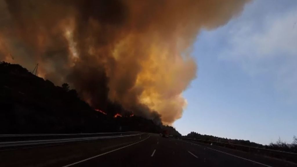 Ocho fuegos arrasan más de 100 hectáreas en Galicia: se corta la A-52 y la luz a la localidad de Verín
