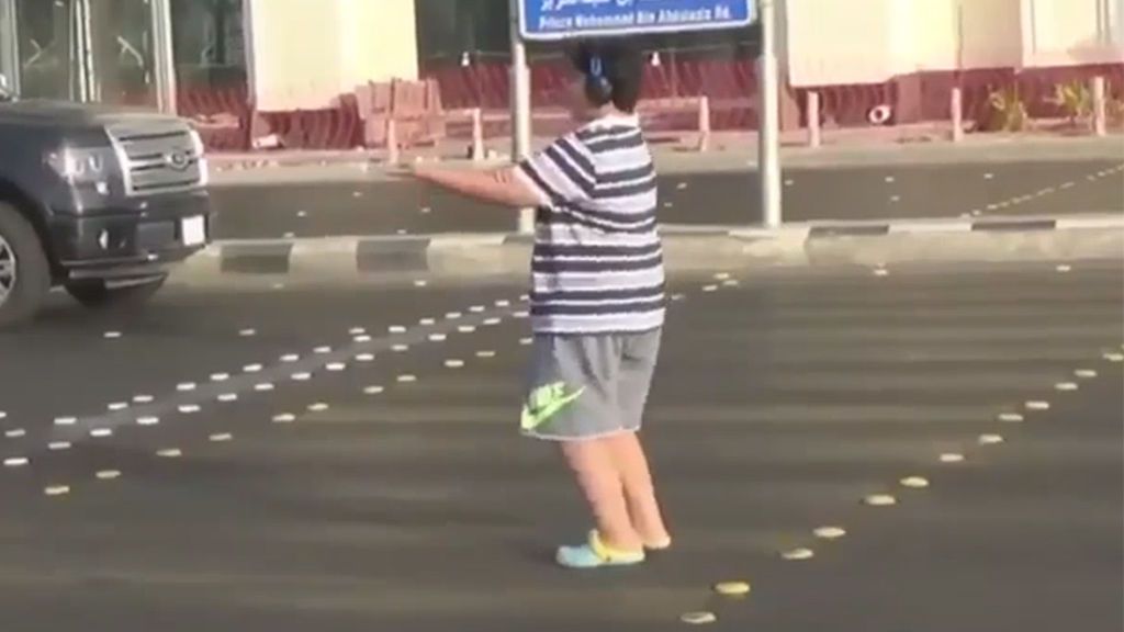 Detienen a un joven en Arabia Saudí por bailar 'La Macarena' en plena calle