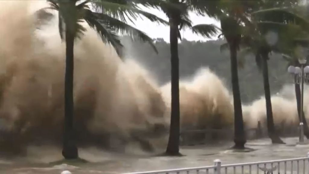 Tres muertos y miles de evacuados: un impactante tifón arrasa el sureste de China