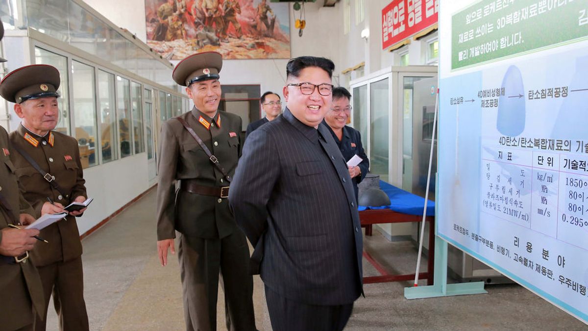 Kim Jong Un ordena producir más motores de cohetes de combustible sólido y ojivas