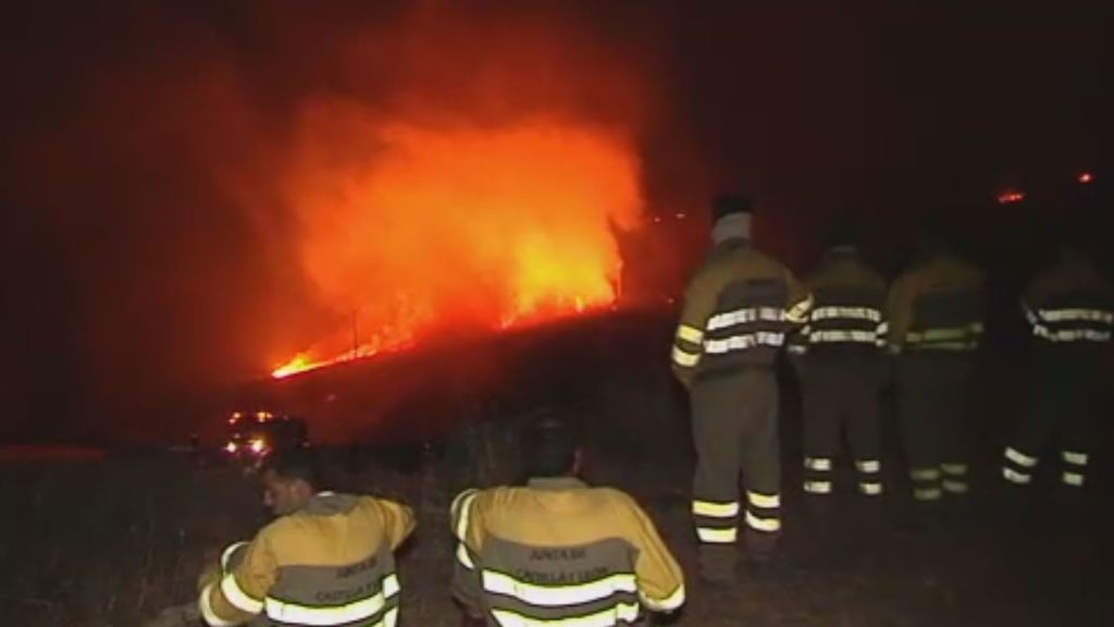 El fuego avanza sin control en Sierra de Cabrera, en León