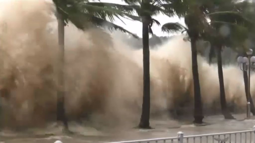 El Tifón Hato arrasa China: 7 muertos, 4.000 evacuados y 116 vuelos cancelados