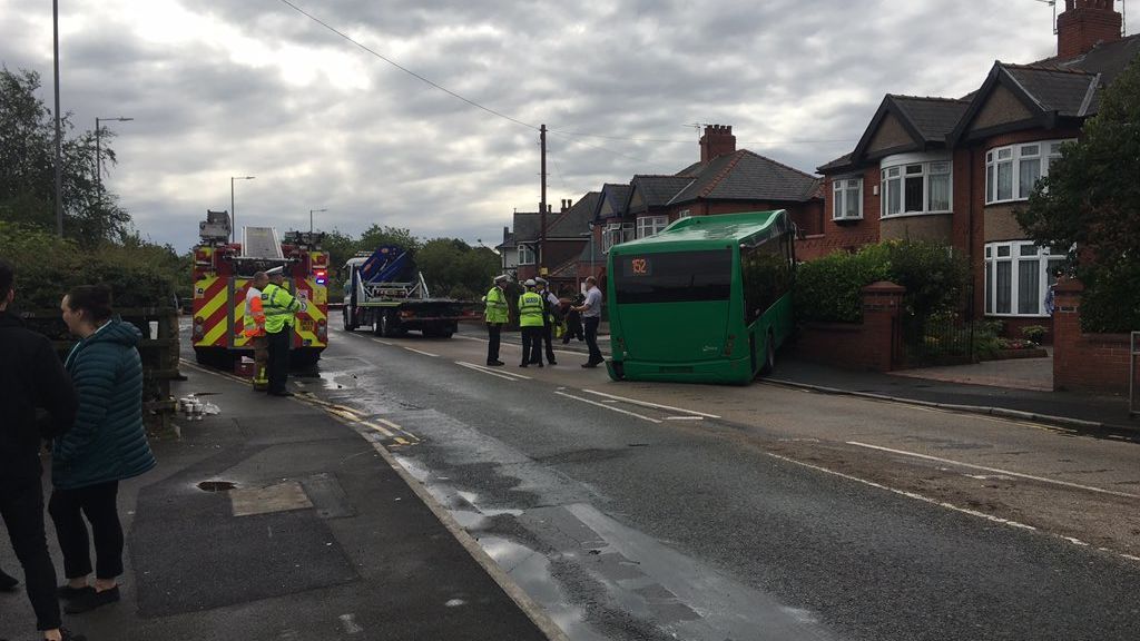 Un autobús urbano se empotra contra una casa en Inglaterra