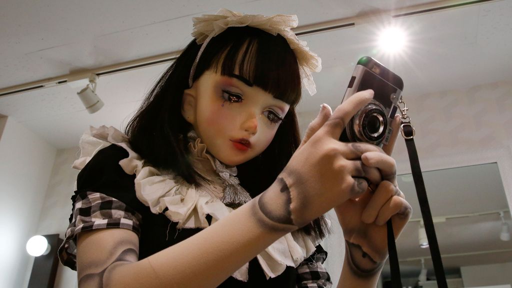 La modelo japonesa consulta su smarphone