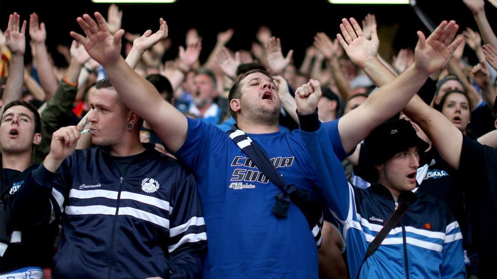 Un hincha del Hoffenheim aprovecha el partido frente al Liverpool para… ¡lavarse los dientes!