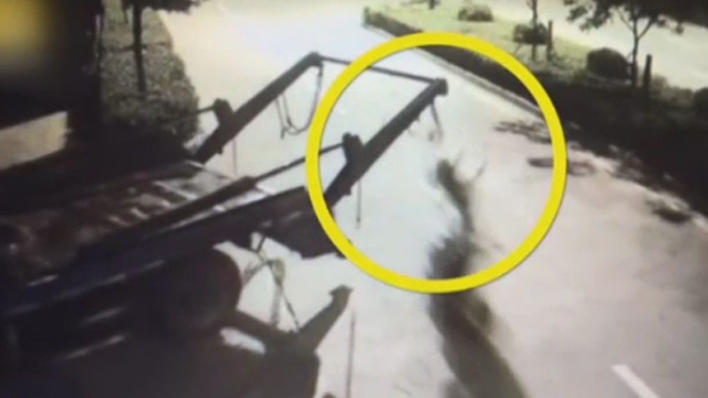 Un motorista vuela por los aires tras golpearse con las cadenas de un camión