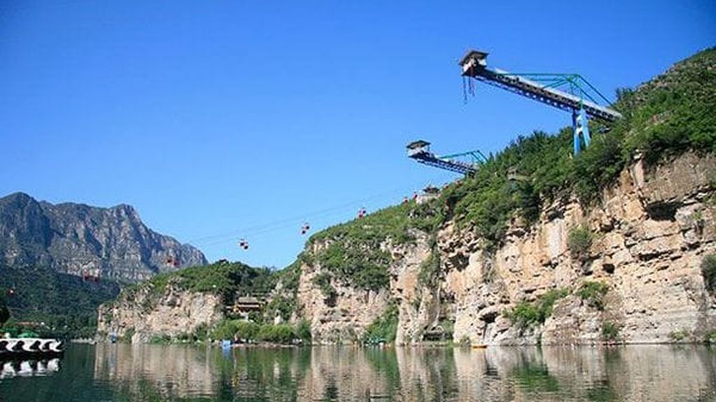¡Se le rompe la cuerda haciendo bungee jumping! Afortunadamente cae al agua y solo tiene heridas leves ¡Se le rompe la cuerda haciendo bungee jumping! Afortunadamente cae al agua y solo tiene heridas leves