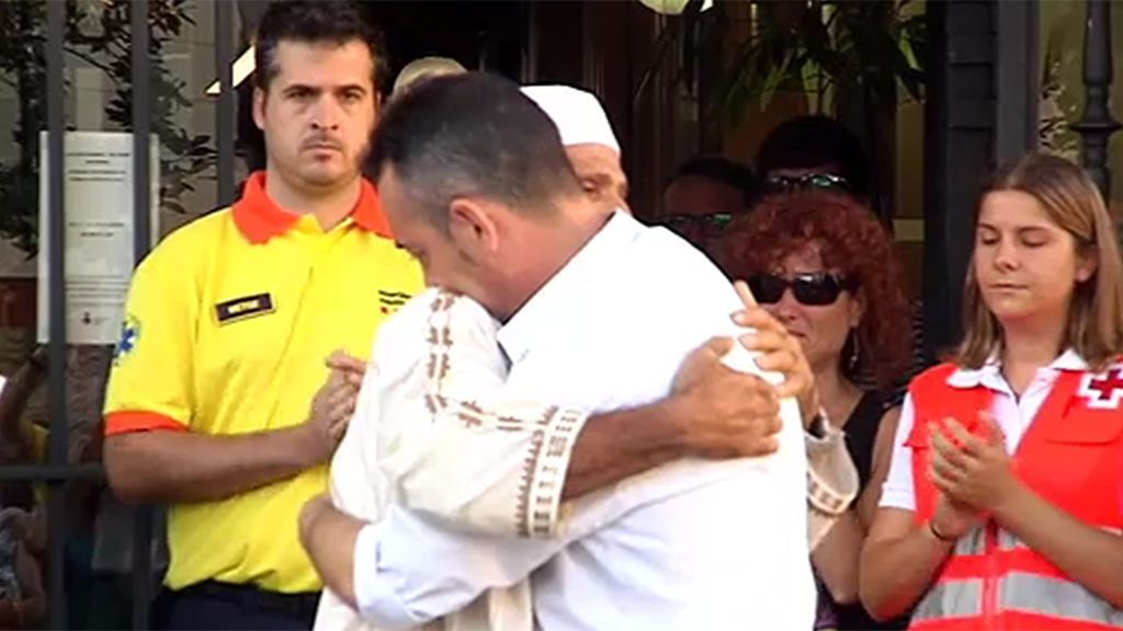 La emoción del padre del pequeño Xavi en el abrazo al imán de Rubí