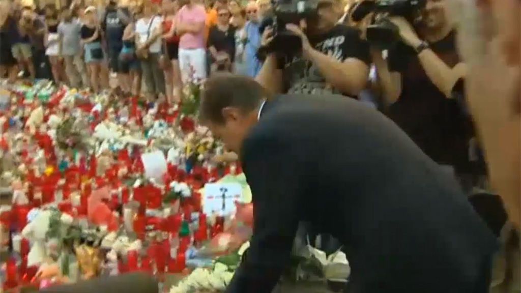 El ministro de Justicia deposita flores en Las Ramblas en memoria de las víctimas