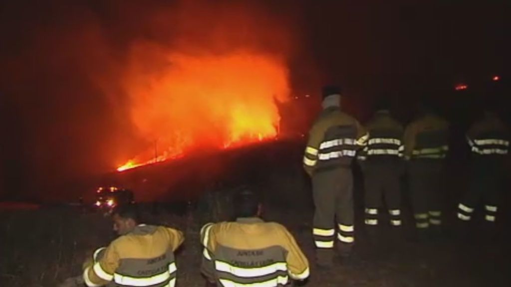 El fuego avanza sin control en Sierra de Cabrera y obliga a desalojar a los vecinos