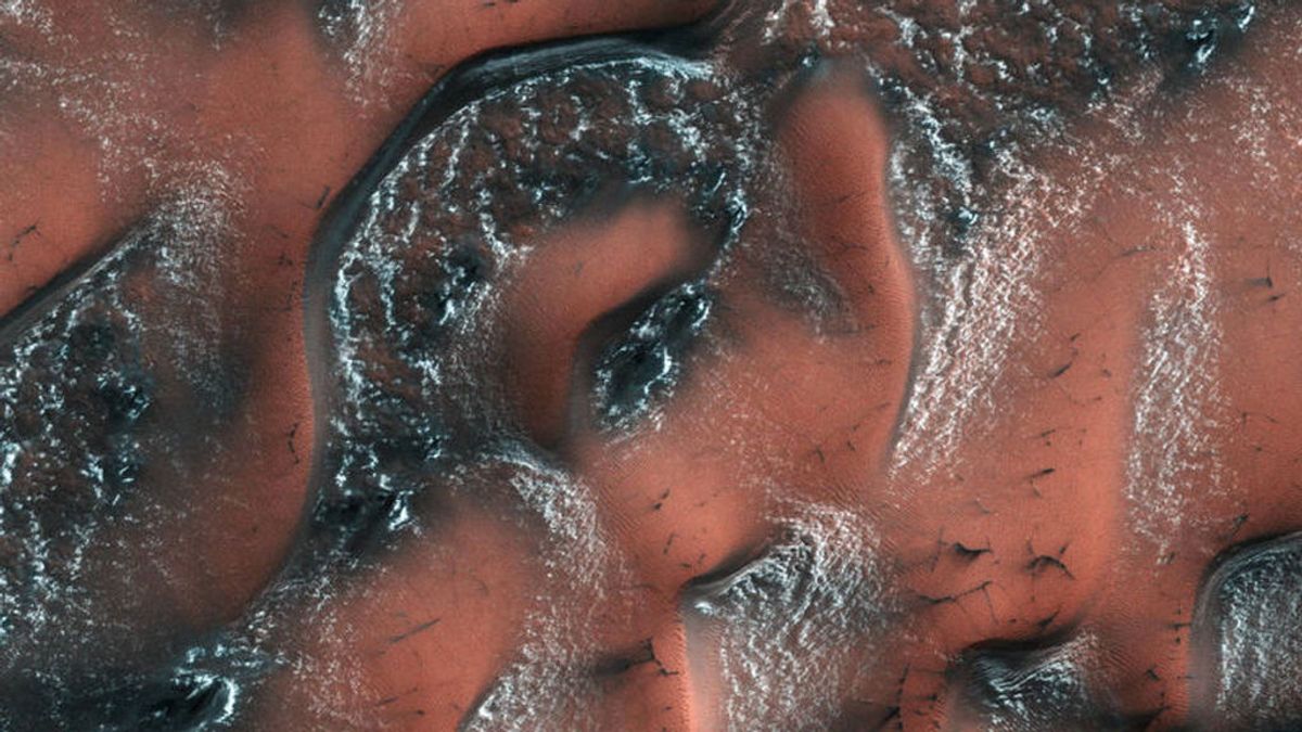 Las dunas de marte aparecen blancas: te contamos como se forma la nieve en el planeta rojo