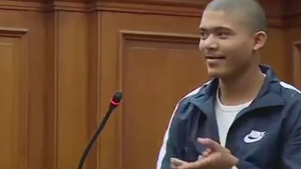 Un asesino en serie que violó y apuñaló a su víctima 98 veces recibe con aplausos su sentencia