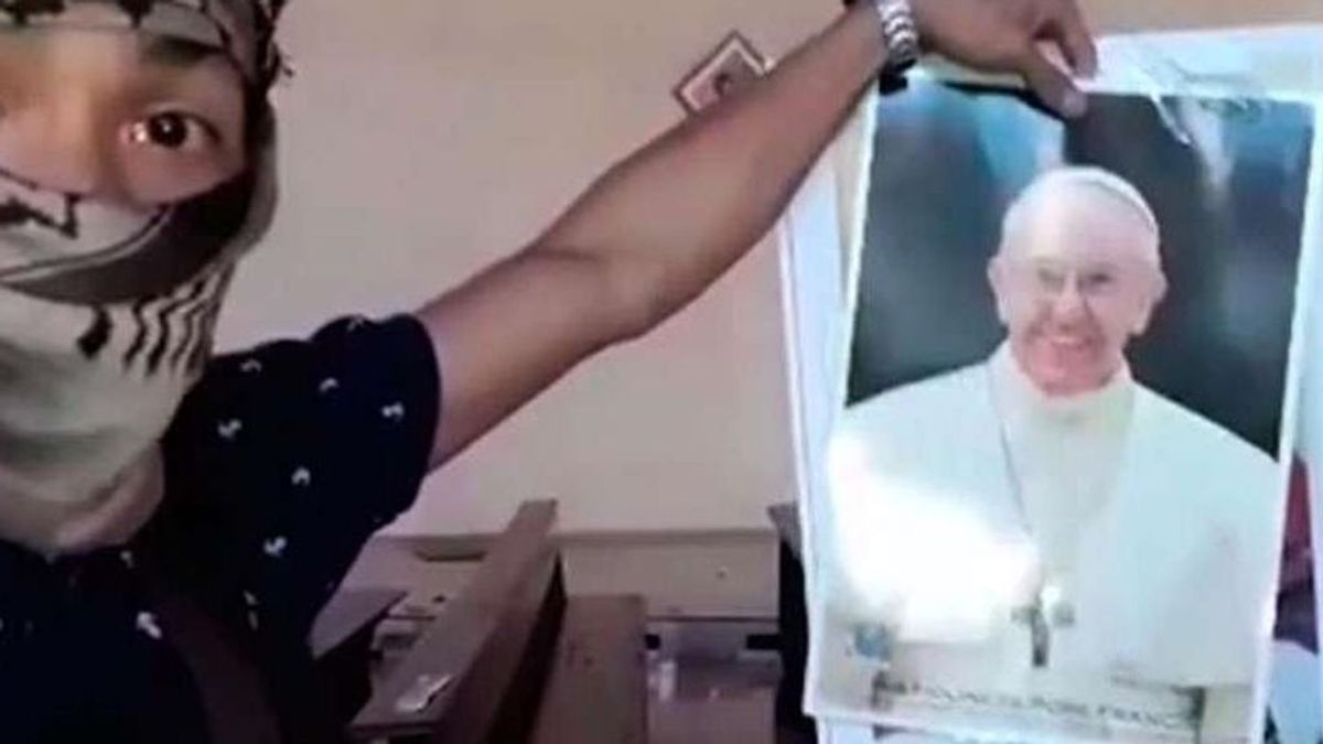 El EI difunde un vídeo en el que rompe una foto del Papa y amenaza al Vaticano
