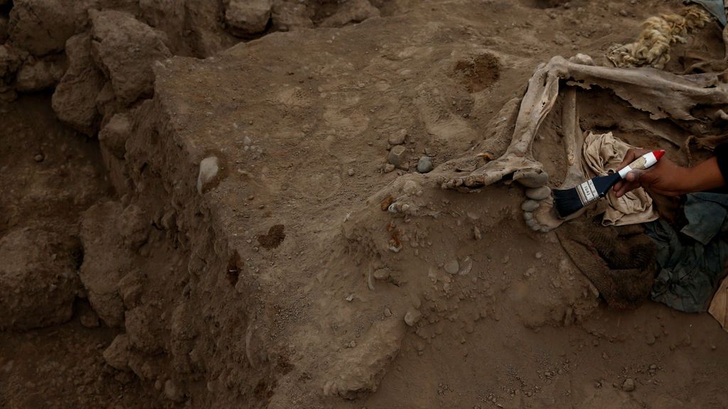 Arqueólogos trabajando en la pirámide precolombina de Bellavista, Perú