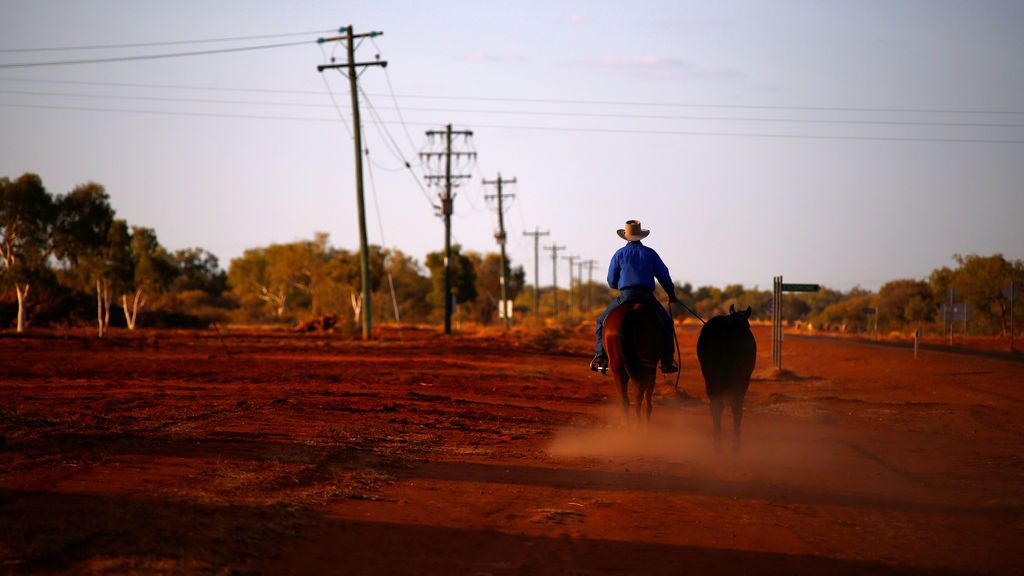 Un hombre monta a caballo en Queensland, Australia