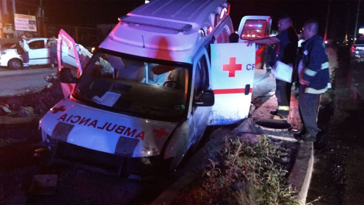 Una ambulancia cae a un socavón cuando trasladaba a una embarazada al hospital