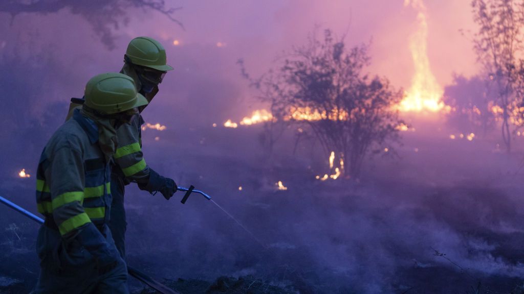 Medio centenar de personas desalojadas por el incendio de León, que avanza sin control
