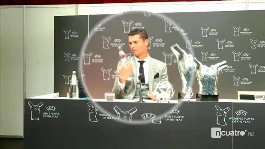 El extraño gesto de Cristiano Ronaldo con una botella de agua en rueda de prensa 🤔