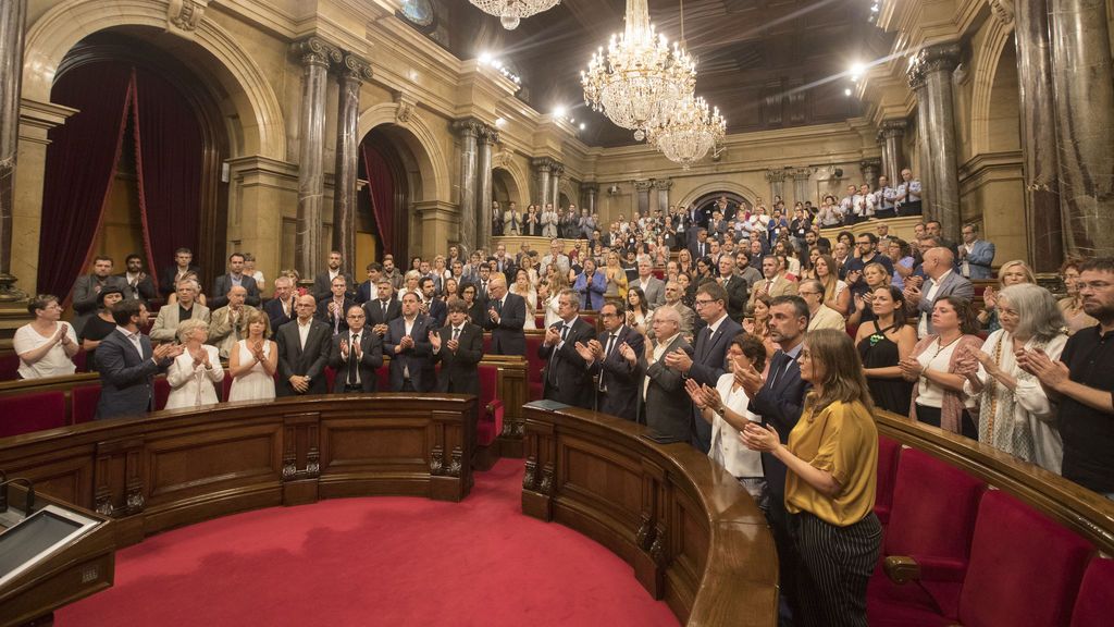 Minuto de silencio en el Parlament por las víctimas de los atentados de Barcelona y Cambrils