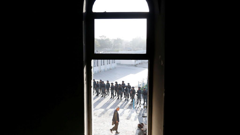 La policía afgana inspecciona una mezquita musulmana chiíta