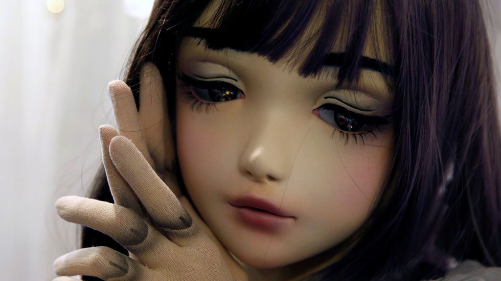 La primera 'muñeca humana' del mundo, por las calles de Japón