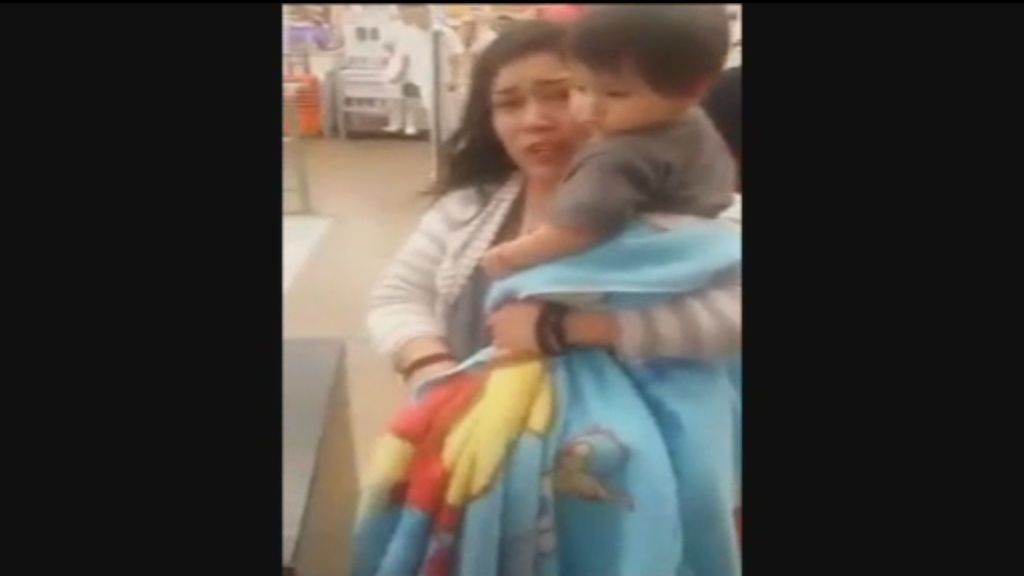 No te imaginas cómo intenta robar esta mujer dos baterías en un supermercado