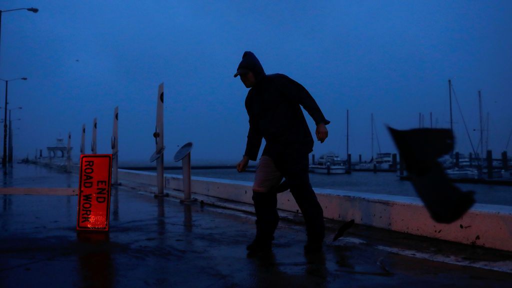 Un hombre trata de mantener el equilibrio tras fuertes ráfagas de viento durante el Huracán Harvey