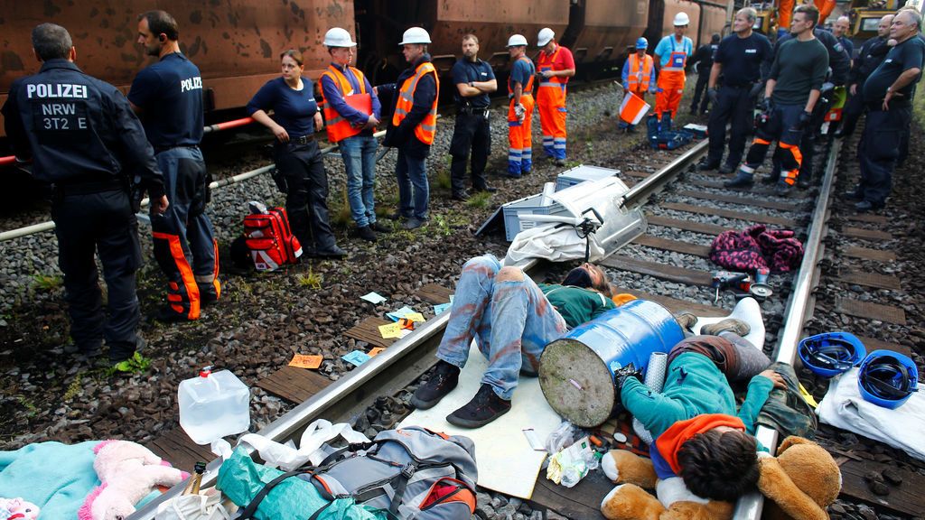 Dos activistas se atan a la vía del tren en protesta contra el lanzamiento del complejo de la carbonera Garzweiler en Alemania