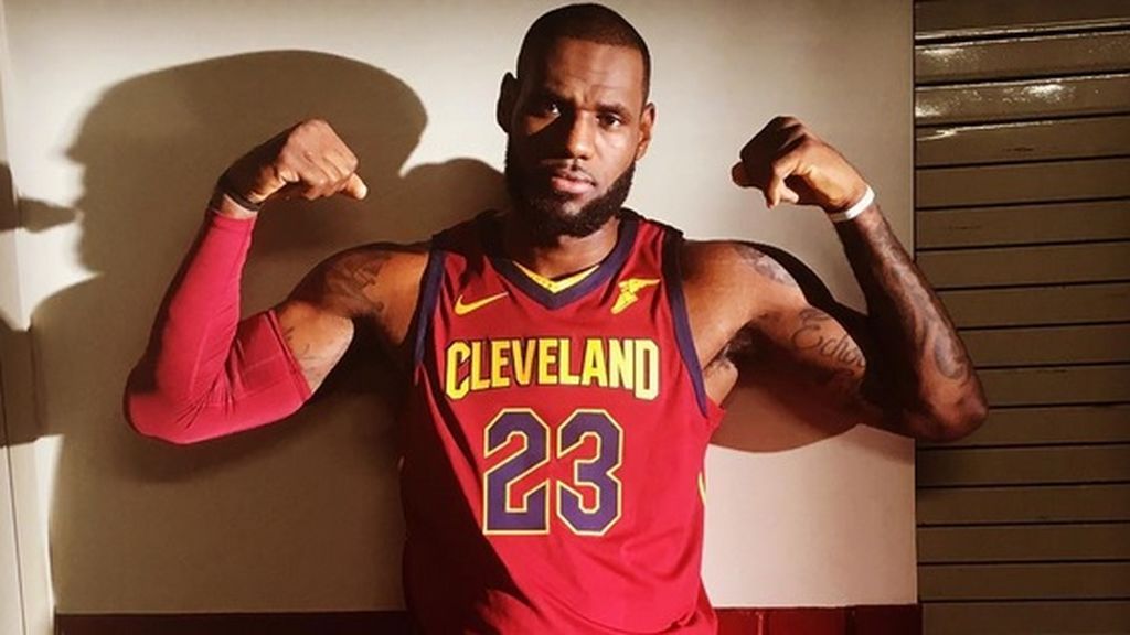 ¡Zasca! La respuesta de Lebron a Curry tras su homenaje del PSG en París