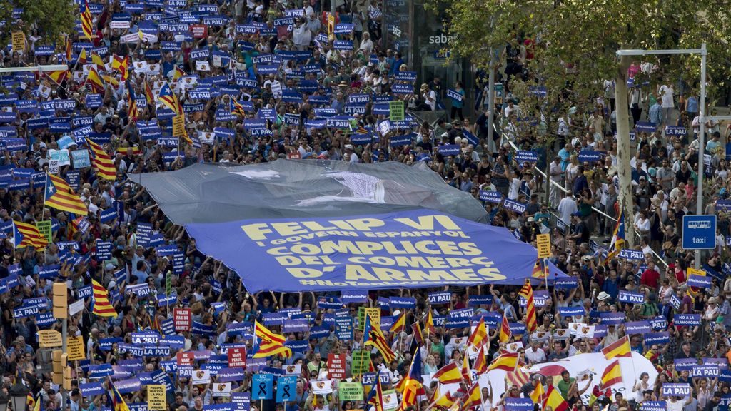 Pitos y abucheos al Rey y a Mariano Rajoy a su llegada a la manifestación