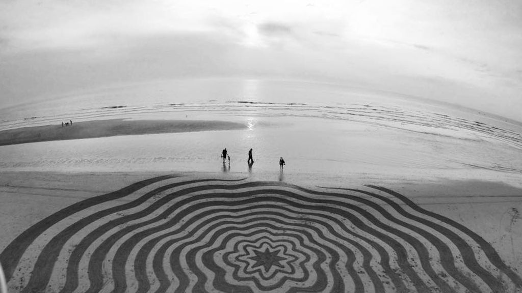 Arte callejero en la playa: crea impresionantes dibujos en la arena