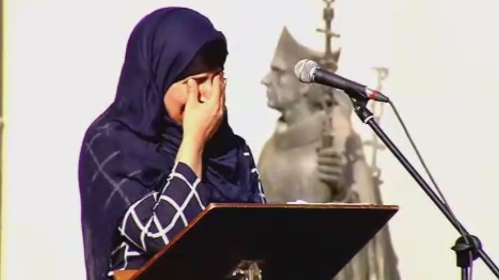 Emotivo momento de la hermana de dos de los terroristas en la manifestación en Ripoll