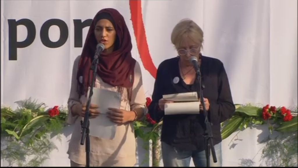 Emotivo manifiesto de Rosa María Sardá y Miriam Hatibi en Plaza Cataluña