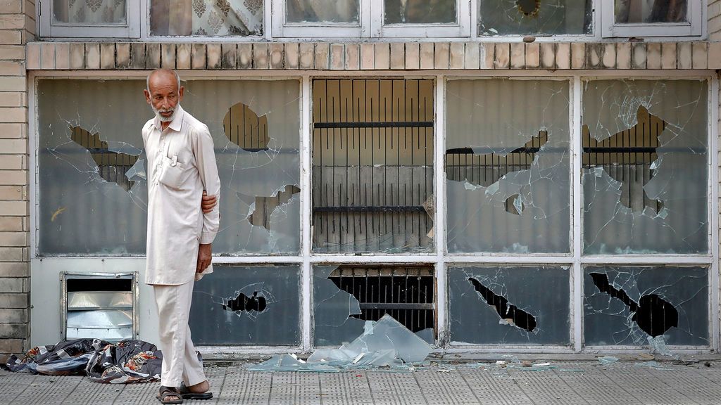 Un hombre hace reconocimiento de los daños causados después del violento día en Panchkula