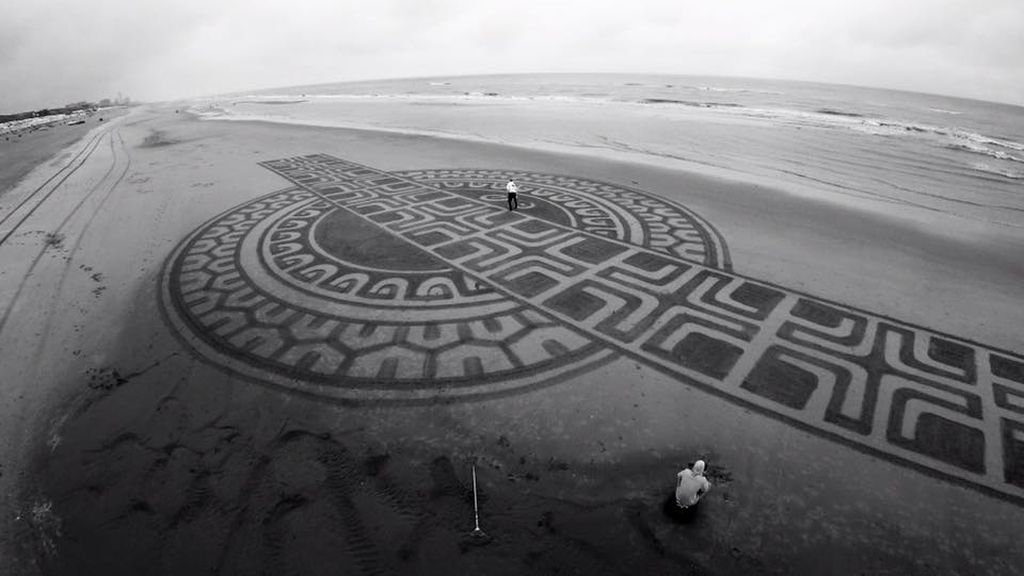 Arte callejero en la playa: crea impresionantes dibujos en la arena