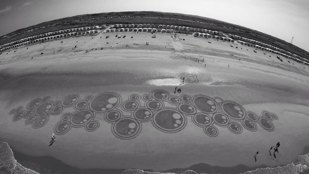 Arte callejero en la playa: crea impresionantes dibujos en la arena