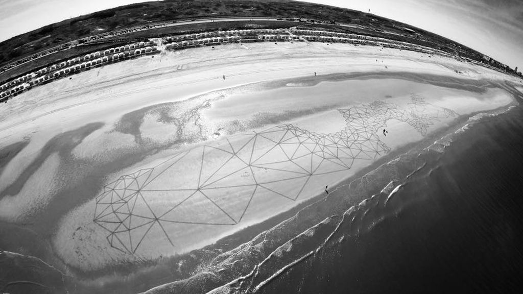 Arte callejero en la playa: crea impresionantes dibujos en la arena