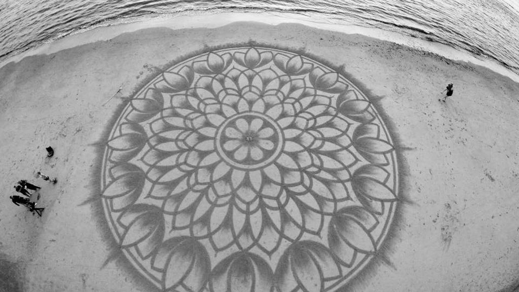 Arte callejero en la playa: crea impresionantes dibujos en la arena