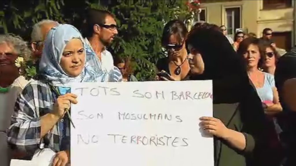 Cientos de personas se manifiestan contra el terrorismo en Ripoll