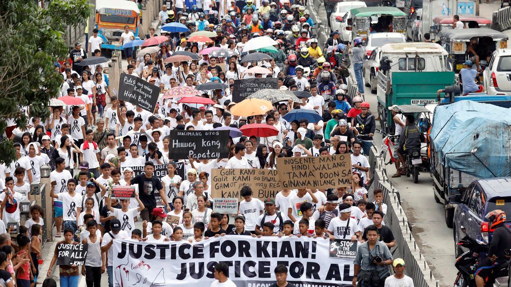 Manifestación por la muerte de un estudiante de 17 años durante una operación anti drogas en Filipinas