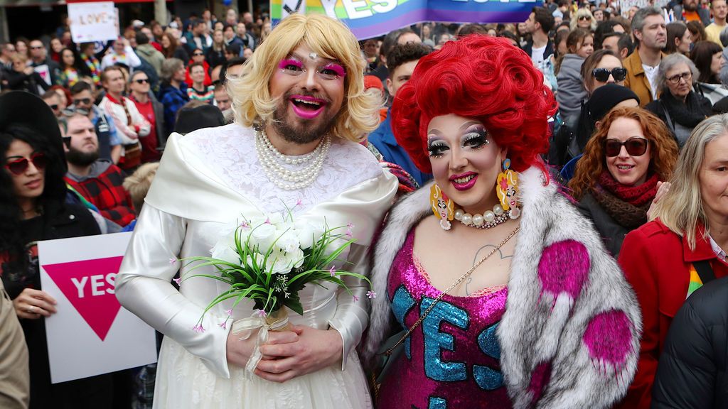 Un hombre con un vestido de boda con otro participante en la manifestación por la la igualdad de matrimonio en Melbourne