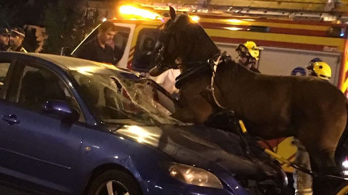 Tres heridos tras colisionar su vehículo contra un coche de caballos en Sevilla