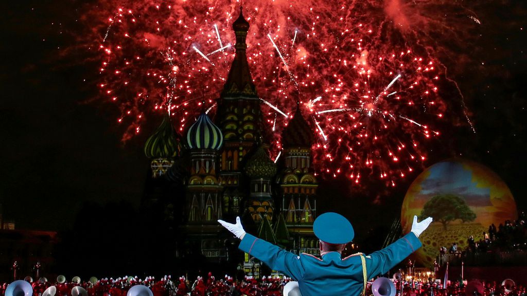 Fuegos artificiales sobre la Catedral de San Basilio durante el Festival Internacional Musical Militar “Spasskaya Tower” en Moscú