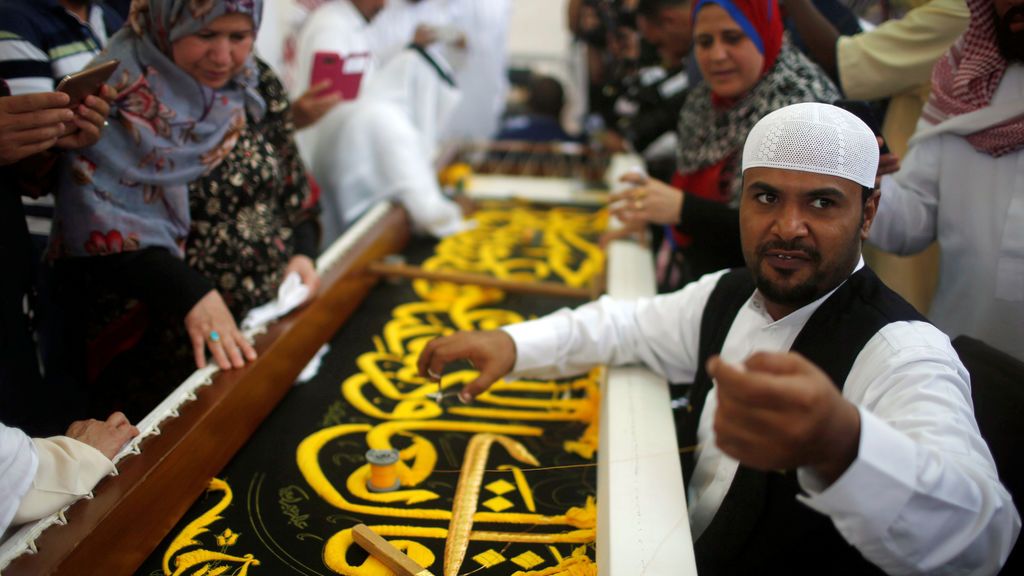 Un hombre borda la Kiswa al comienzo de la anual peregrinación de Haj, en una fábrica de la sagrada ciudad de la Meca