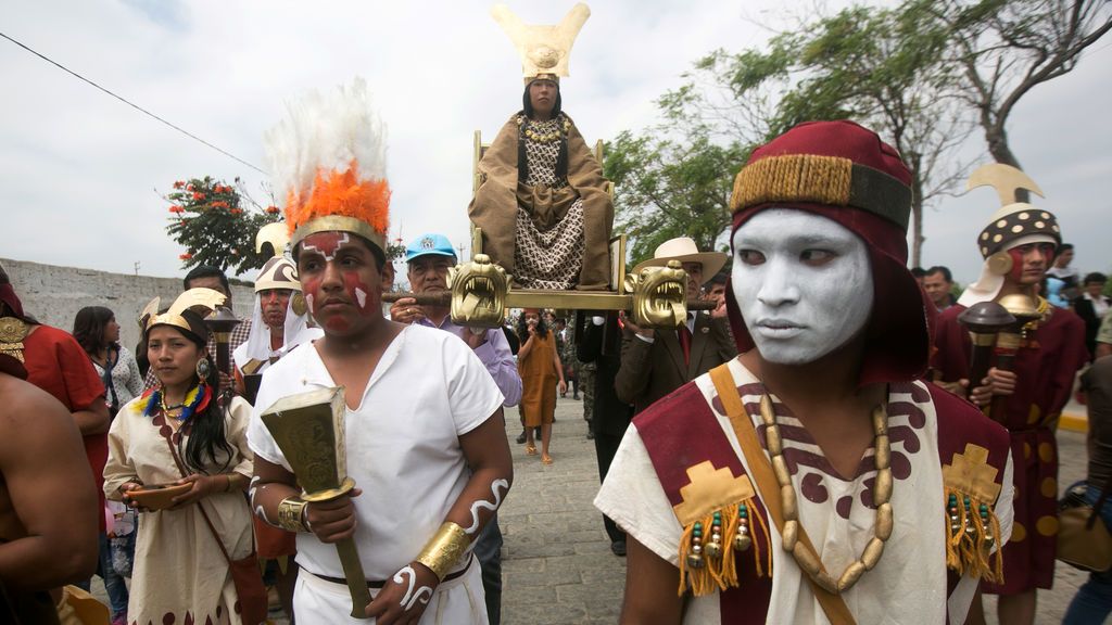 Peruanos rinden homenaje a la 'Señora del Cao' en la ciudad arqueológica Hueaca El Brujo